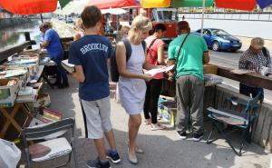 Foto: Dženan Kriještorac / Radiosarajevo.ba / Ulična prodaja polovnih udžbenika na Drvenija mostu